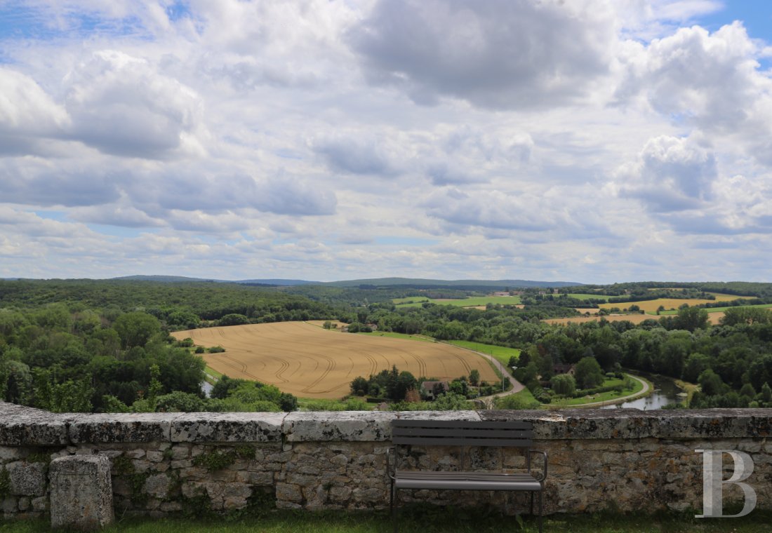 A chateau overlooking the Yonne from the edge of a cliff in Burgundy, not far from Vézelay - photo  n°43